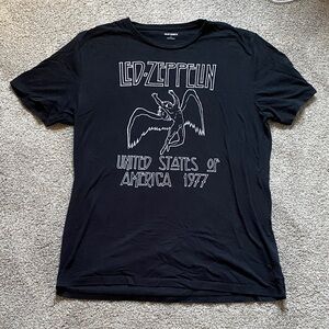 Old Navy Men’s Black Led Zeppelin 1977 Graphic Tee, medium, short sleeve